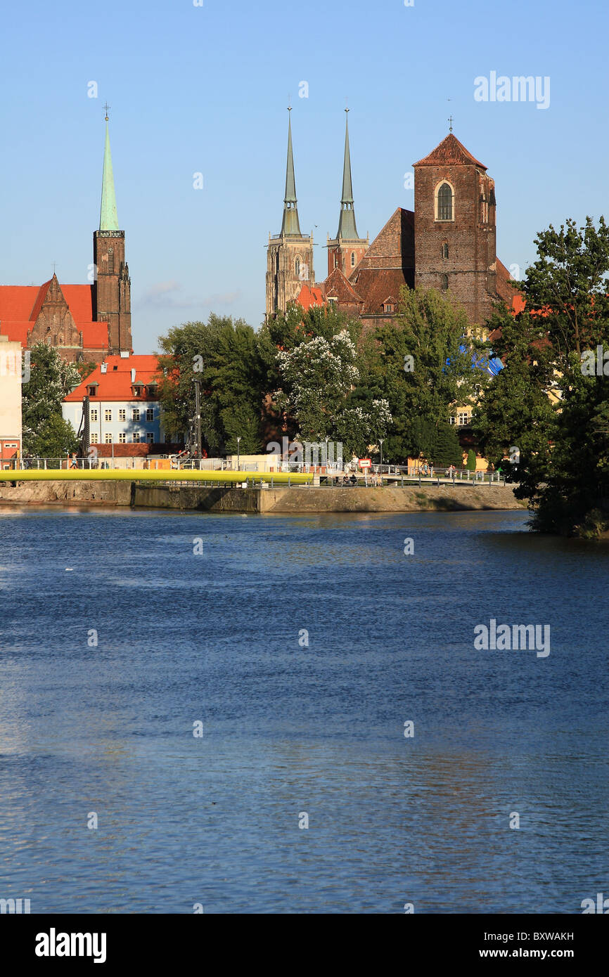 Kirchen von Breslau vom Fluss Odra gesehen. Breslau, Niederschlesien, Polen. Stockfoto