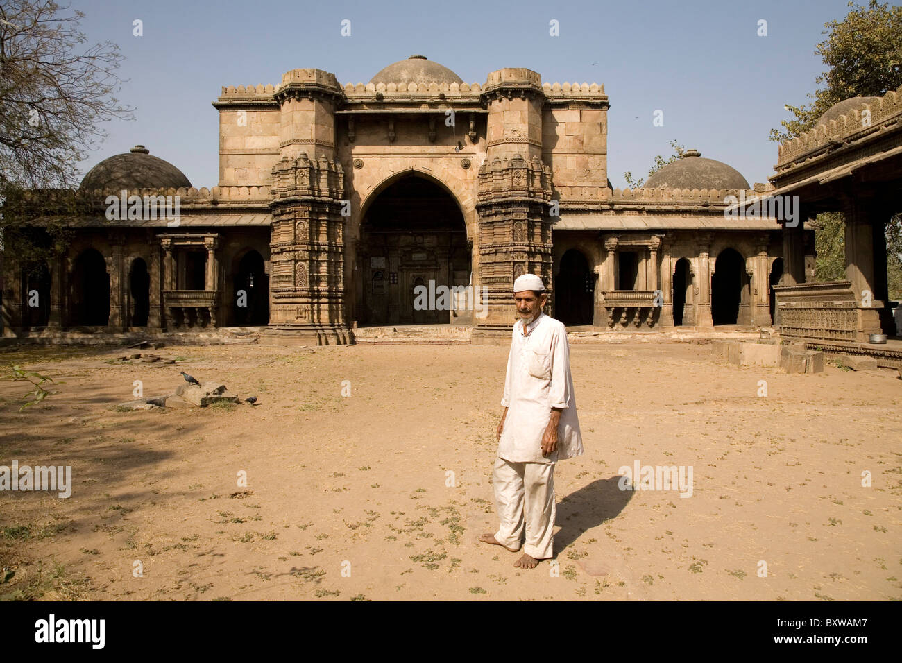 Ein muslimischer Mann an der Bai Harir Moschee in Ahmedabad, Gujarat, Indien. Stockfoto