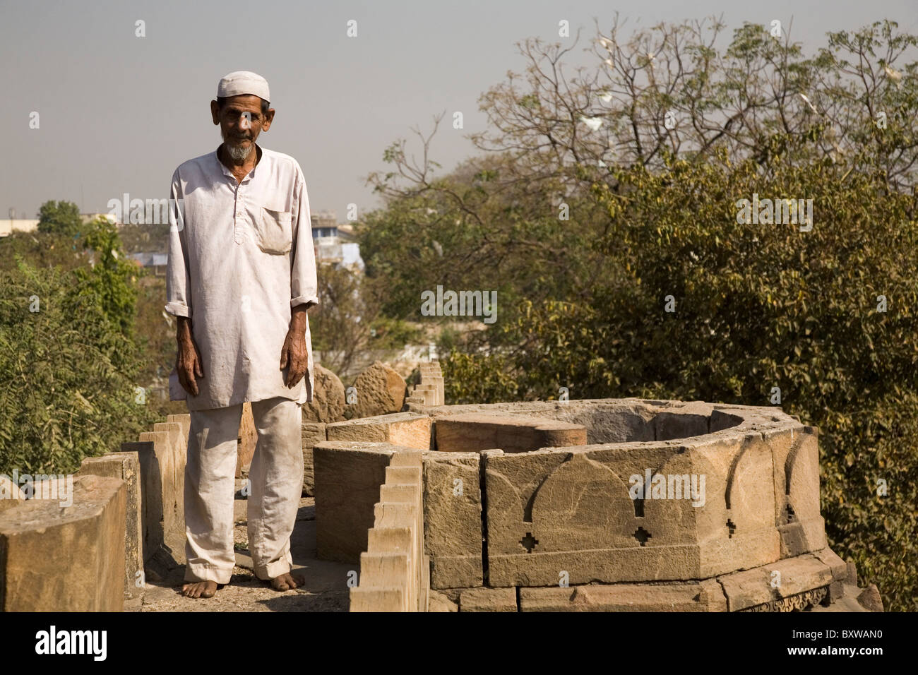 Ein muslimischer Mann steht auf dem Dach der Bai Harir Moschee in Ahmedabad, Gujarat, Indien. Stockfoto