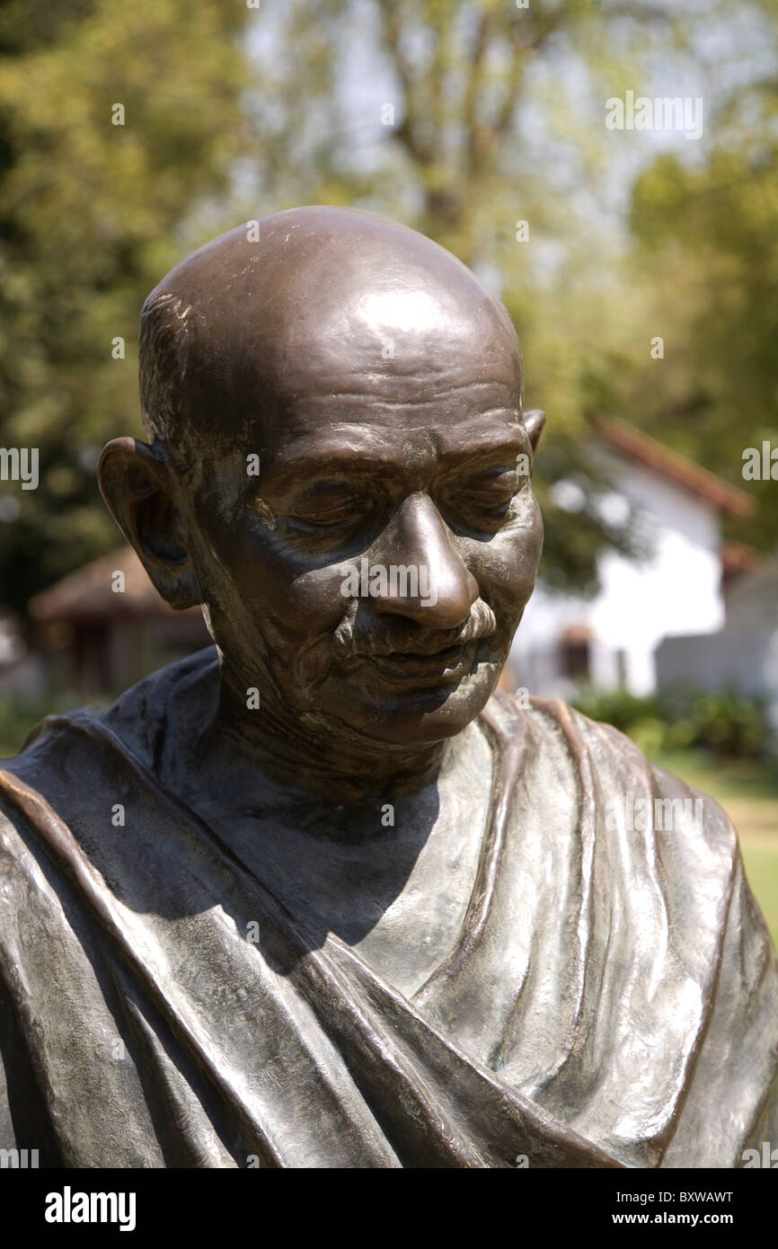 Statue von Mahatma Gandhi in der Sabarmati Ashram in Ahmedabad, Indien (auch bekannt als Gandhi oder Satyagraha oder Harijan Ashram). Stockfoto