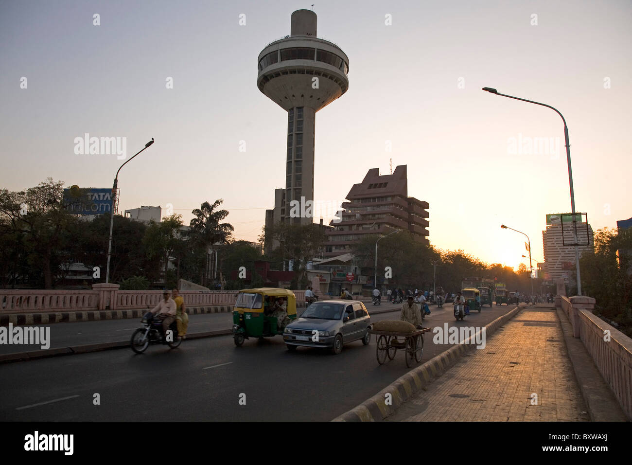 Verkehr kreuzt die Neharu Brücke in Ahmedabad, Gujarat, Indien. Stockfoto