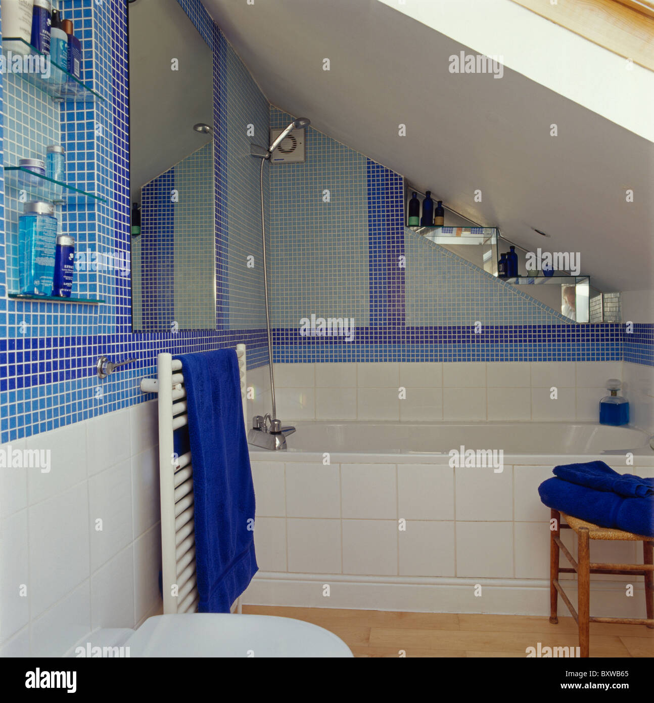 Blaue Mosaik Fliesen In Bad Kleinen Dachboden Mit Weiss Gefliesten Bad Panel Stockfotografie Alamy