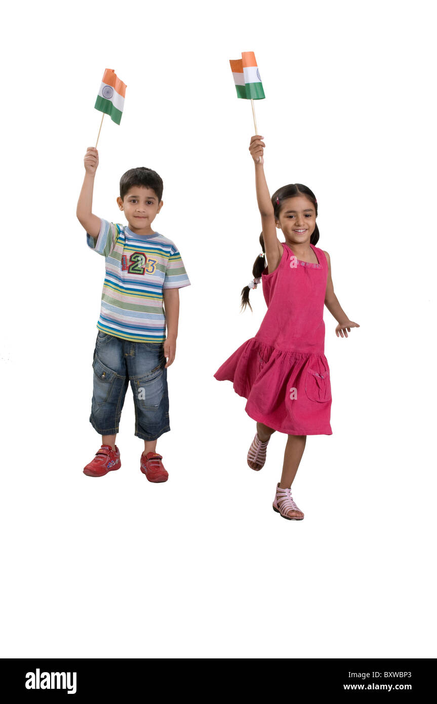 Zwei Kinder mit Flaggen Stockfoto