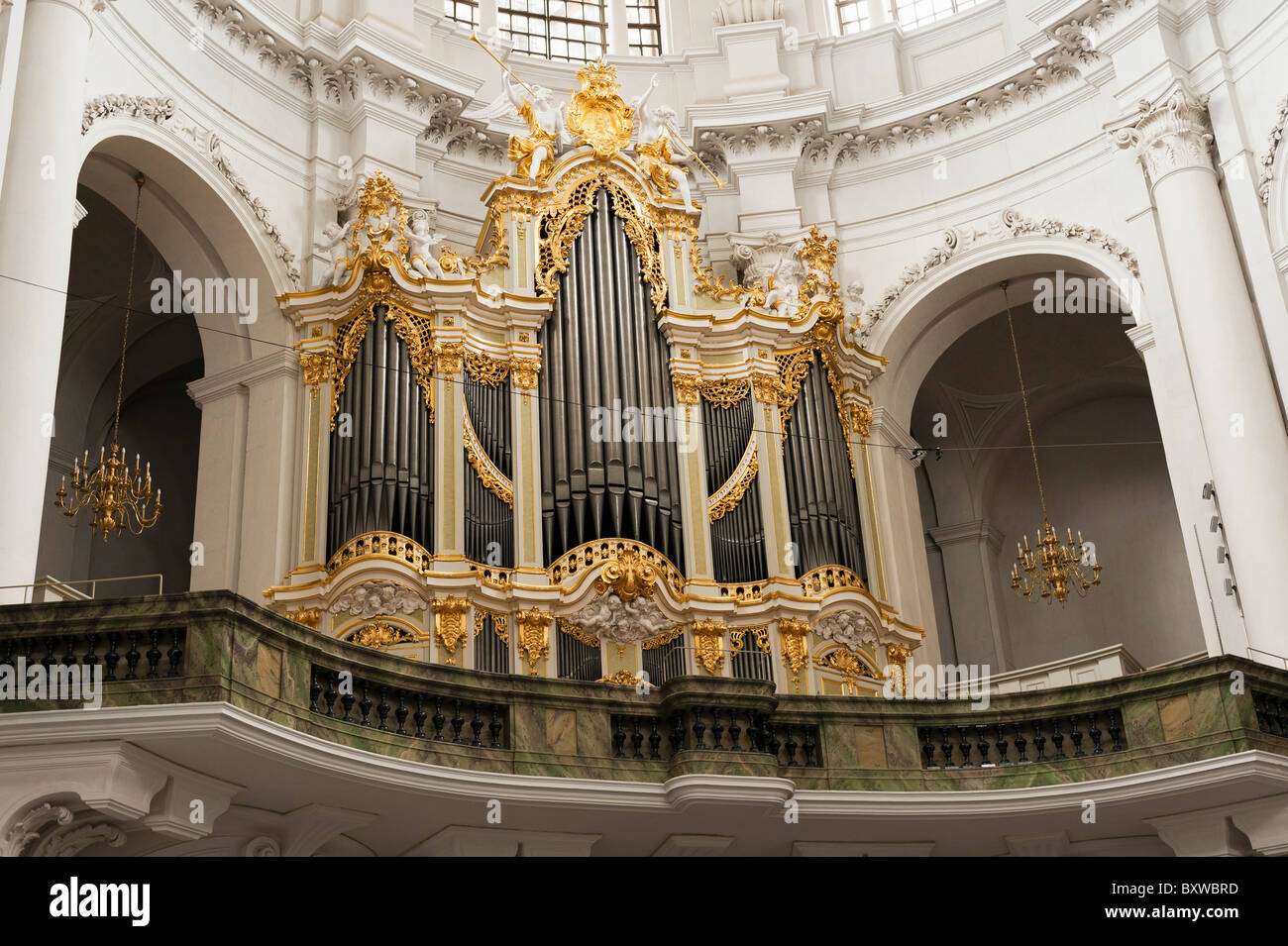 ORGEL 'EHEMALIGE KATHOLISCHE HOFKIRCHE' BAROCK KATHOLISCHE HOFKIRCHE INNENRAUM DRESDEN SACHSEN DEUTSCHLAND EUROPA Stockfoto