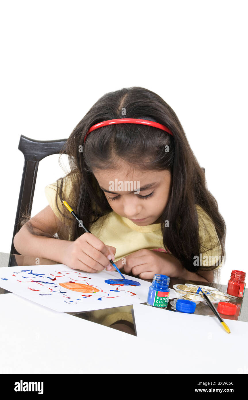 Nahaufnahme eines kleinen indischen Mädchens Malerei & Zeichnung an einem Tisch Stockfoto