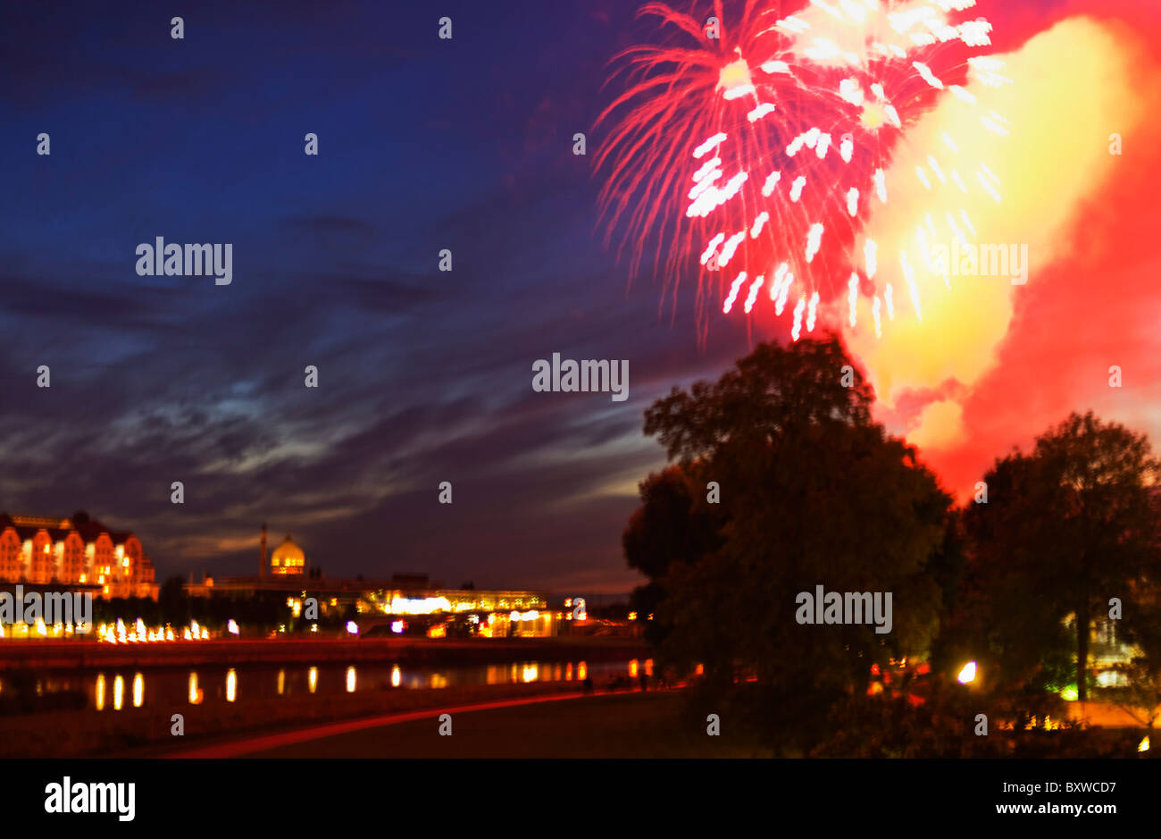 FEUERWERK UND ELBE BEI NACHT DRESDEN SACHSEN DEUTSCHLAND EUROPA Stockfoto