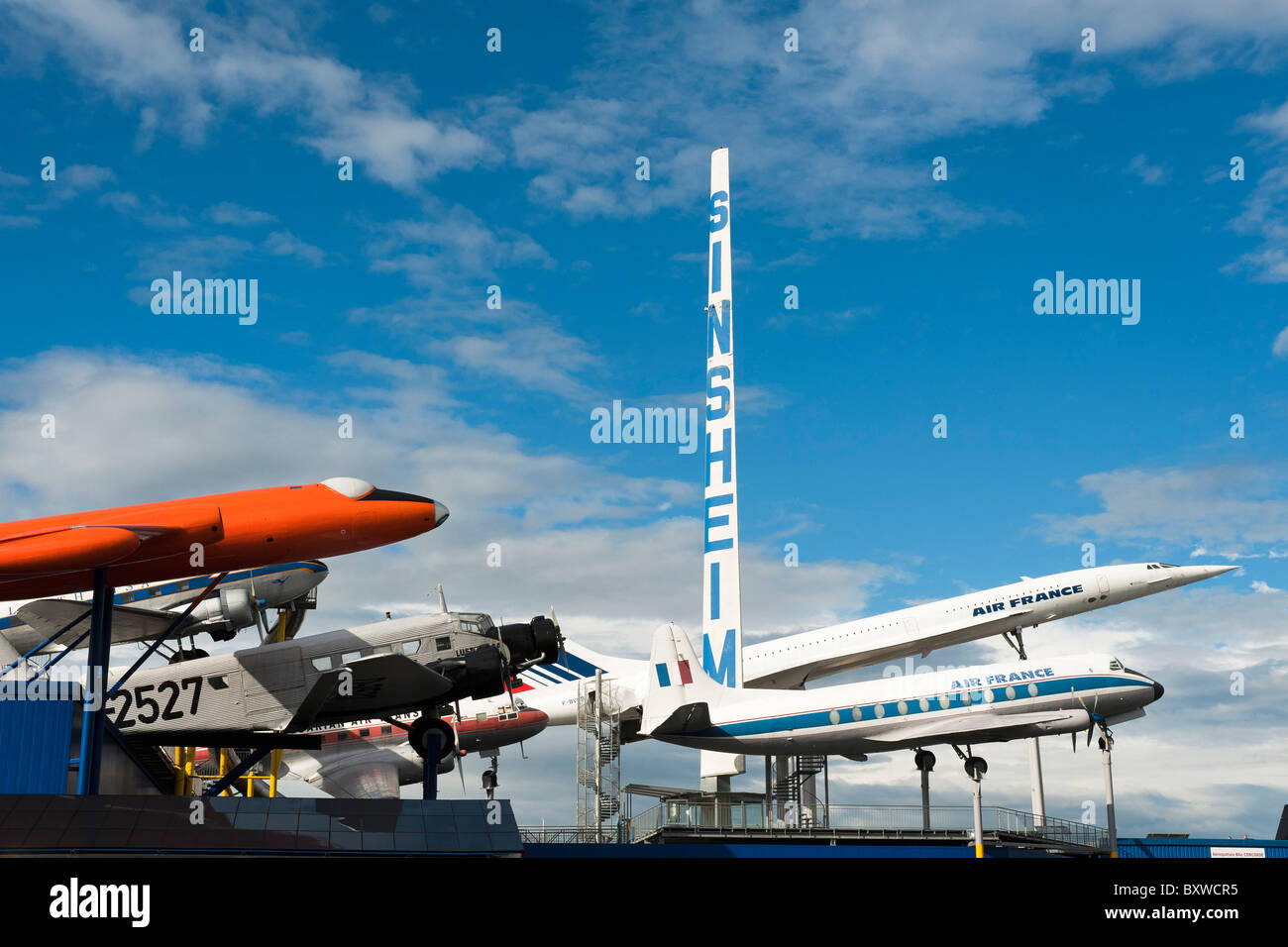 CANBERRA B2, JUNKER JU 52-3M, DOUGLAS DC-3 UND CONCORDE FLUGZEUGE IM AUTO AND TECHNIK MUSEUM SINSHEIM BADEN-WÜRTTEMBERG DEUTSCHLAND EUROPA Stockfoto
