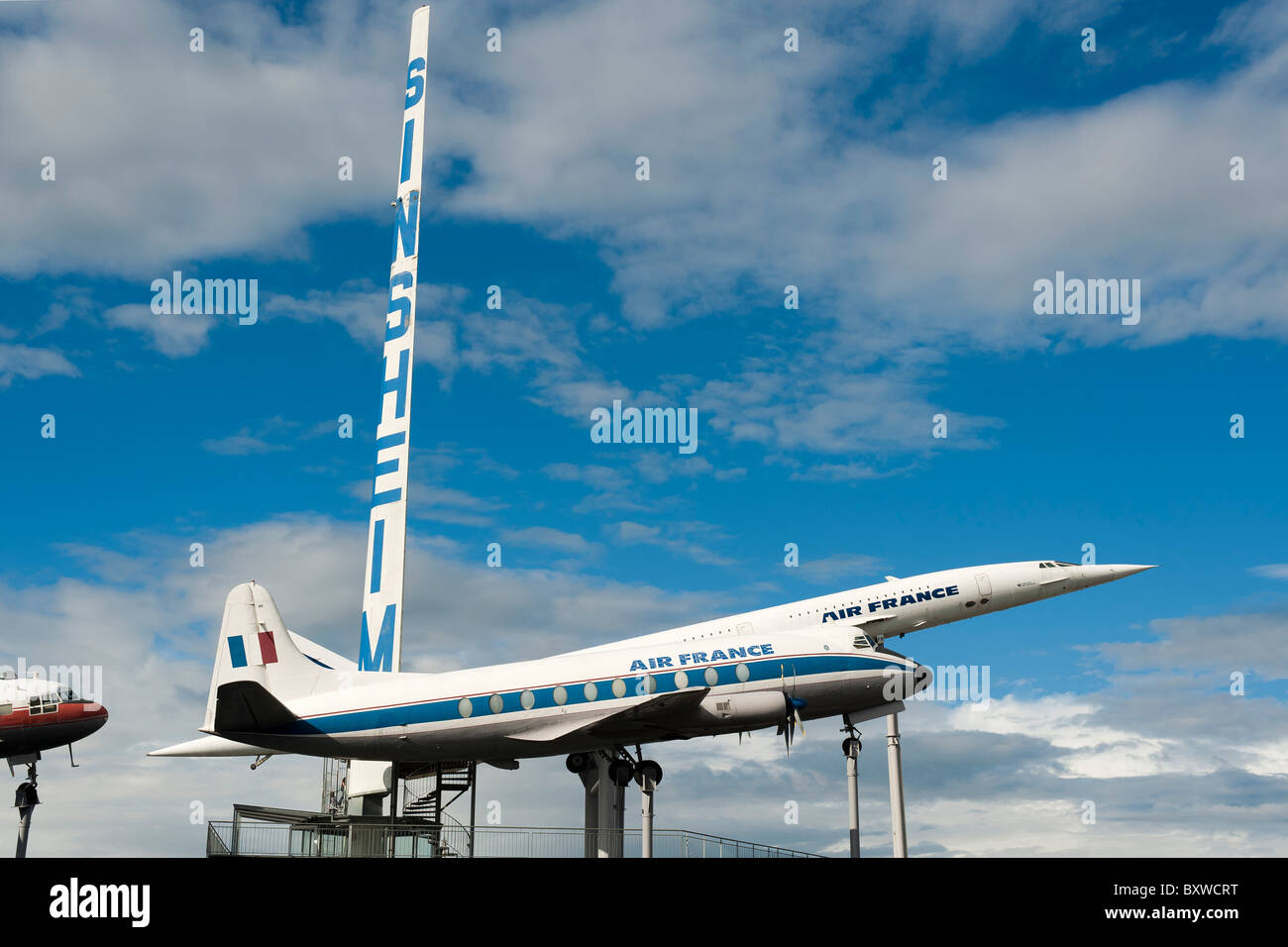 "AIR FRANCE" AMERIKANISCHE DOUGLAS DC-4 UND FRANZÖSISCHE CONCORDE FLUGZEUGE AM AUTO UND TECHNIK MUSEUM SINSHEIM BADEN-WÜRTTEMBERG DEUTSCHLAND Stockfoto