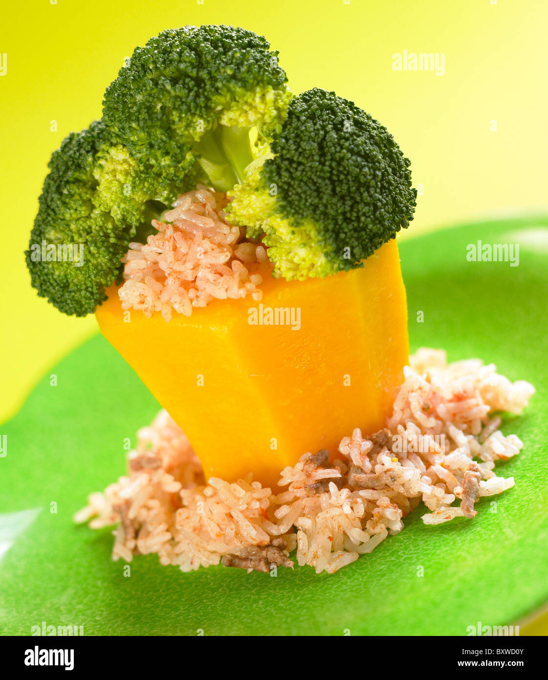 Brokkoli-Baum mit Reis / Kindermenü (mit Rezept) Stockfoto