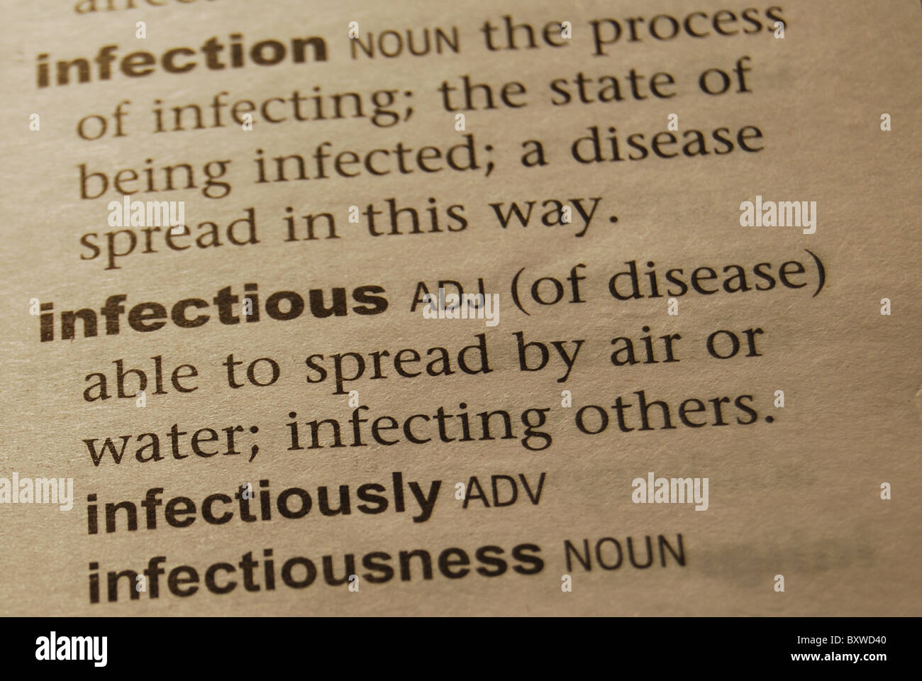 Ein Foto-Illustration zeigt ein Detail eines Wörterbuchs zeigt die Worte Infektion und infektiöse Stockfoto