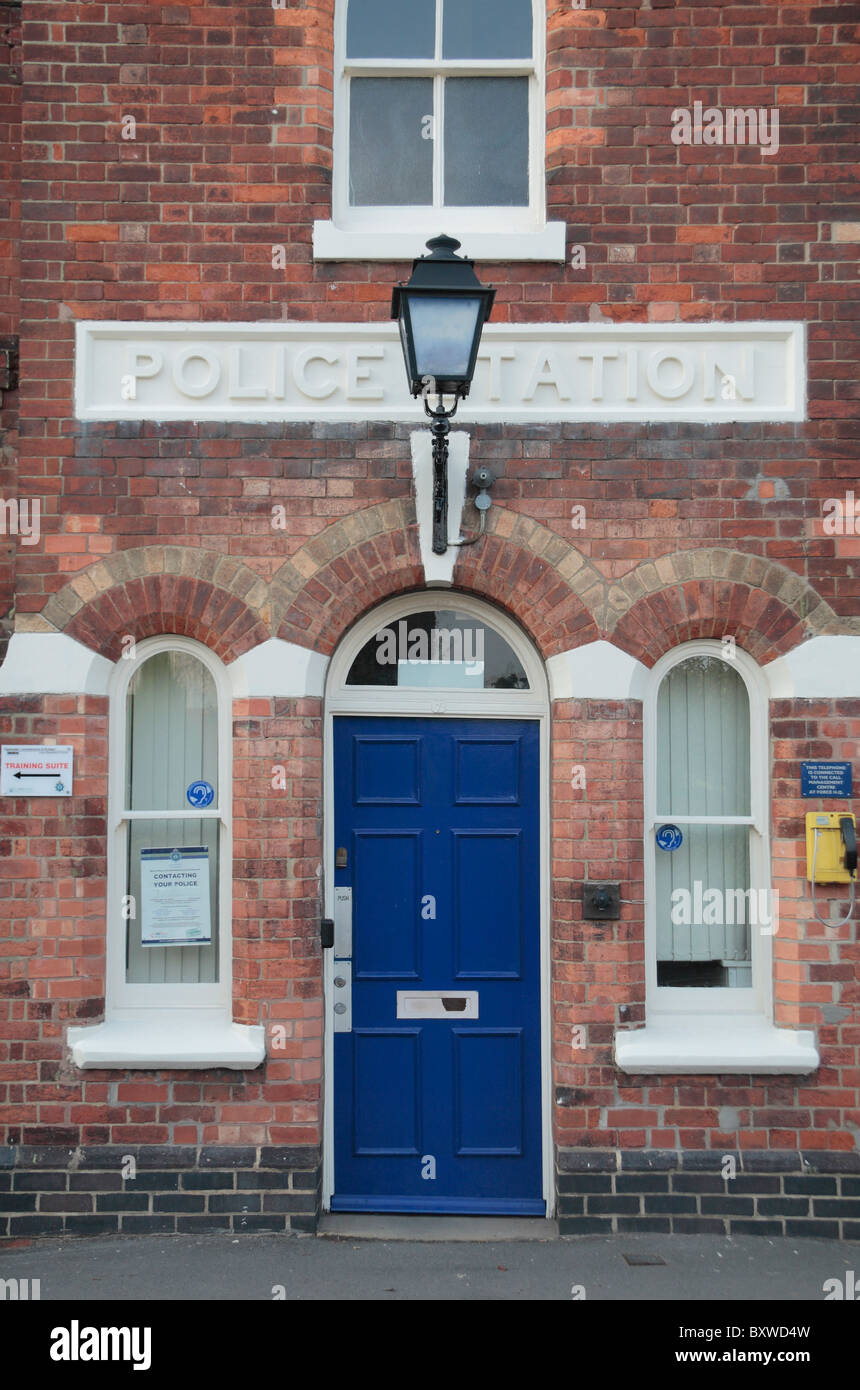 Blaue Tür Eintritt in Ashby De La Zouch Polizeistation, Leicestershire, England, UK. Stockfoto