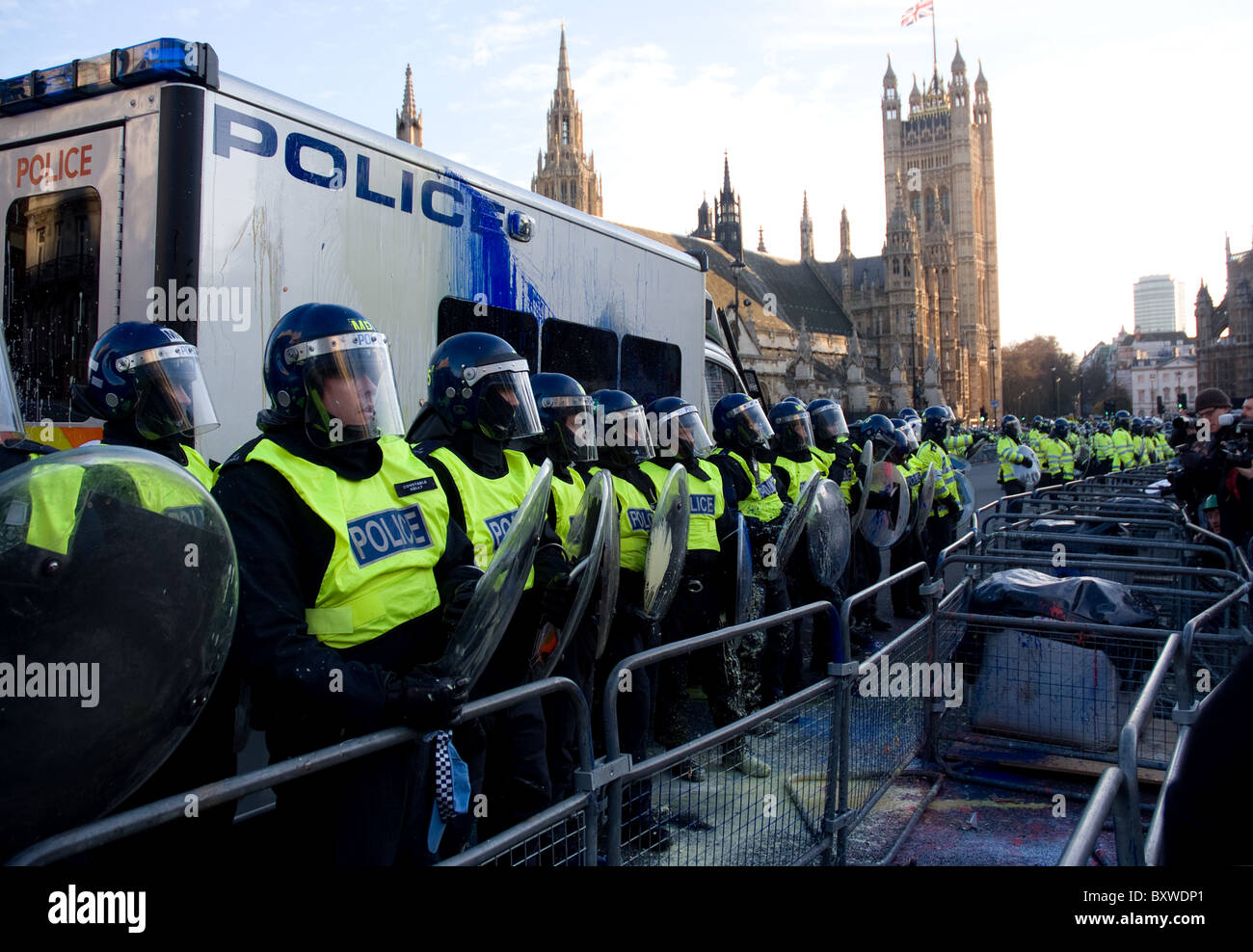 Bereitschaftspolizei Absperren den Houses of Parliament während der Studentenproteste Stockfoto