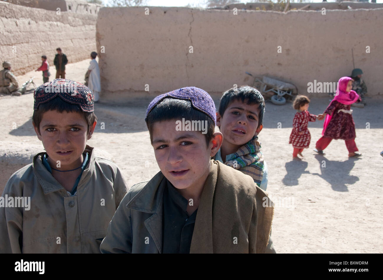 Kinder mit Soldaten in Helmand Afghanistan Stockfoto
