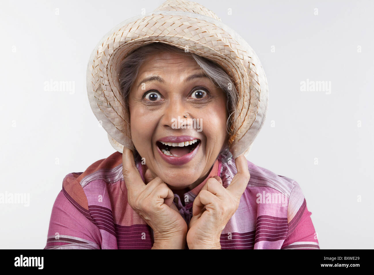 Porträt einer alten Frau lächelnd Stockfoto
