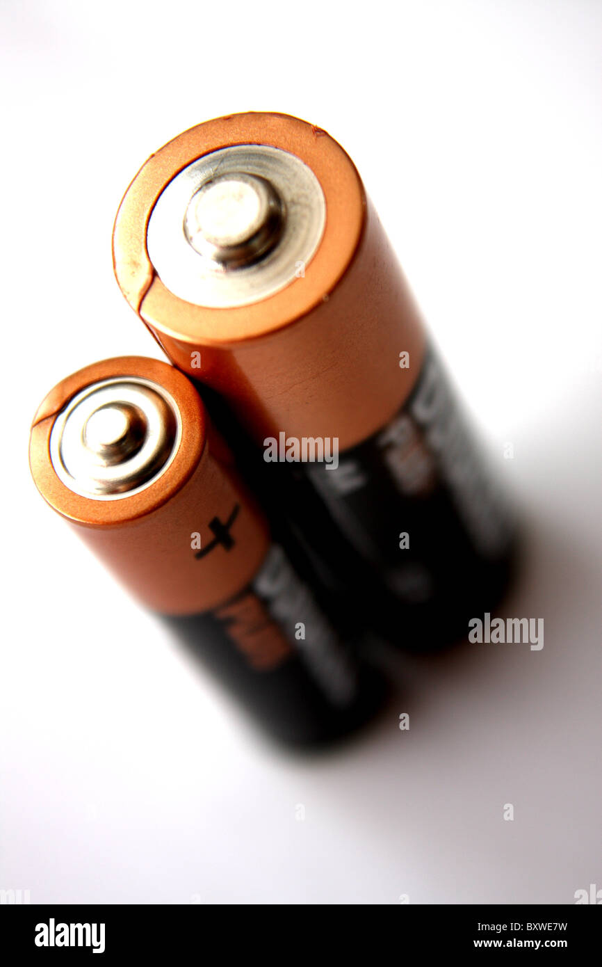 Eine Duracell AA und eine Duracell AAA-Batterie auf einem weißen Hintergrund Stockfoto