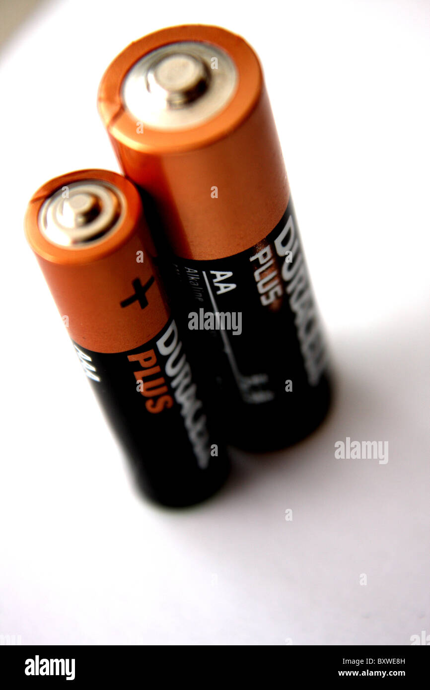 Eine Duracell AA und eine Duracell AAA-Batterie auf einem weißen Hintergrund Stockfoto