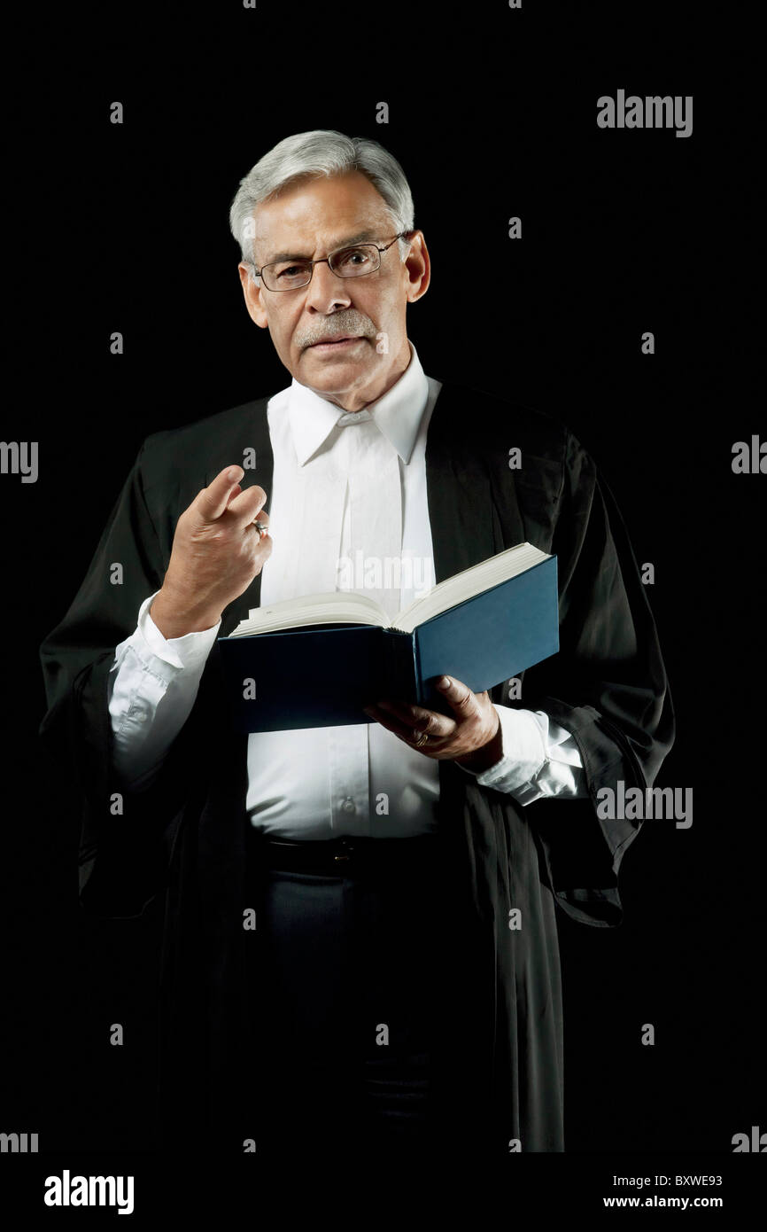 Anwalt hält ein Gesetzbuch Stockfoto