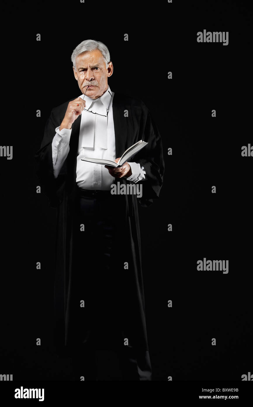Anwalt hält ein Gesetzbuch Stockfoto