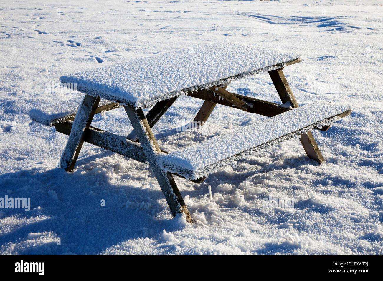 Grillen oder Picknick Tisch bedeckt mit Schnee und Frost im winter Stockfoto