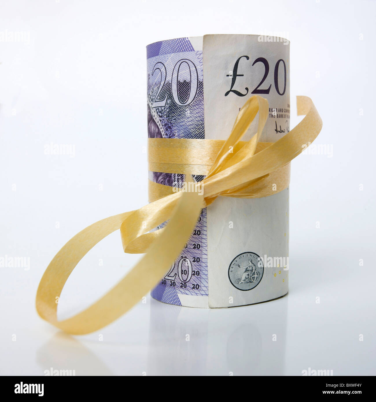 Bündel von Banknoten, Brite/Britin gerollt / UK Pfund Sterling GBP - Geld Geschenk / präsentieren / Einsparungen Konzept. Stockfoto