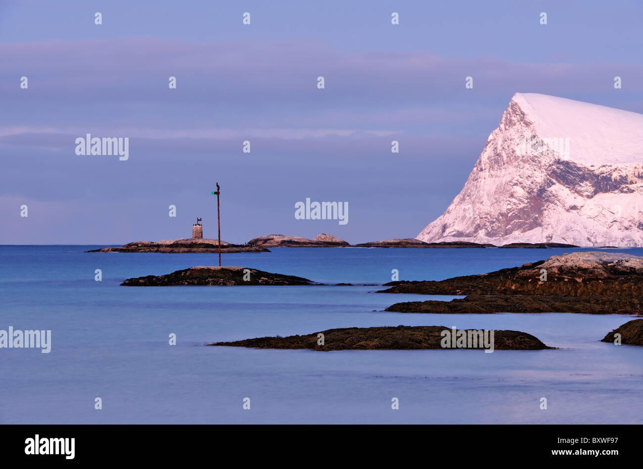 Schären mit Navigation Marken. Polarnacht. Stockfoto