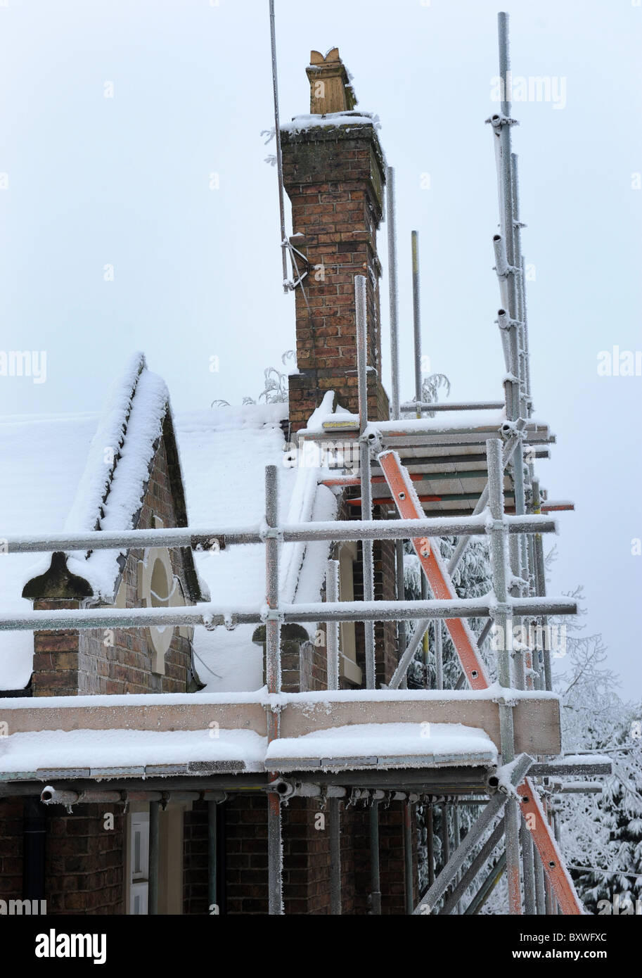 Schnee Eis und Frost auf Gerüsten unterbricht die Arbeit Stockfoto