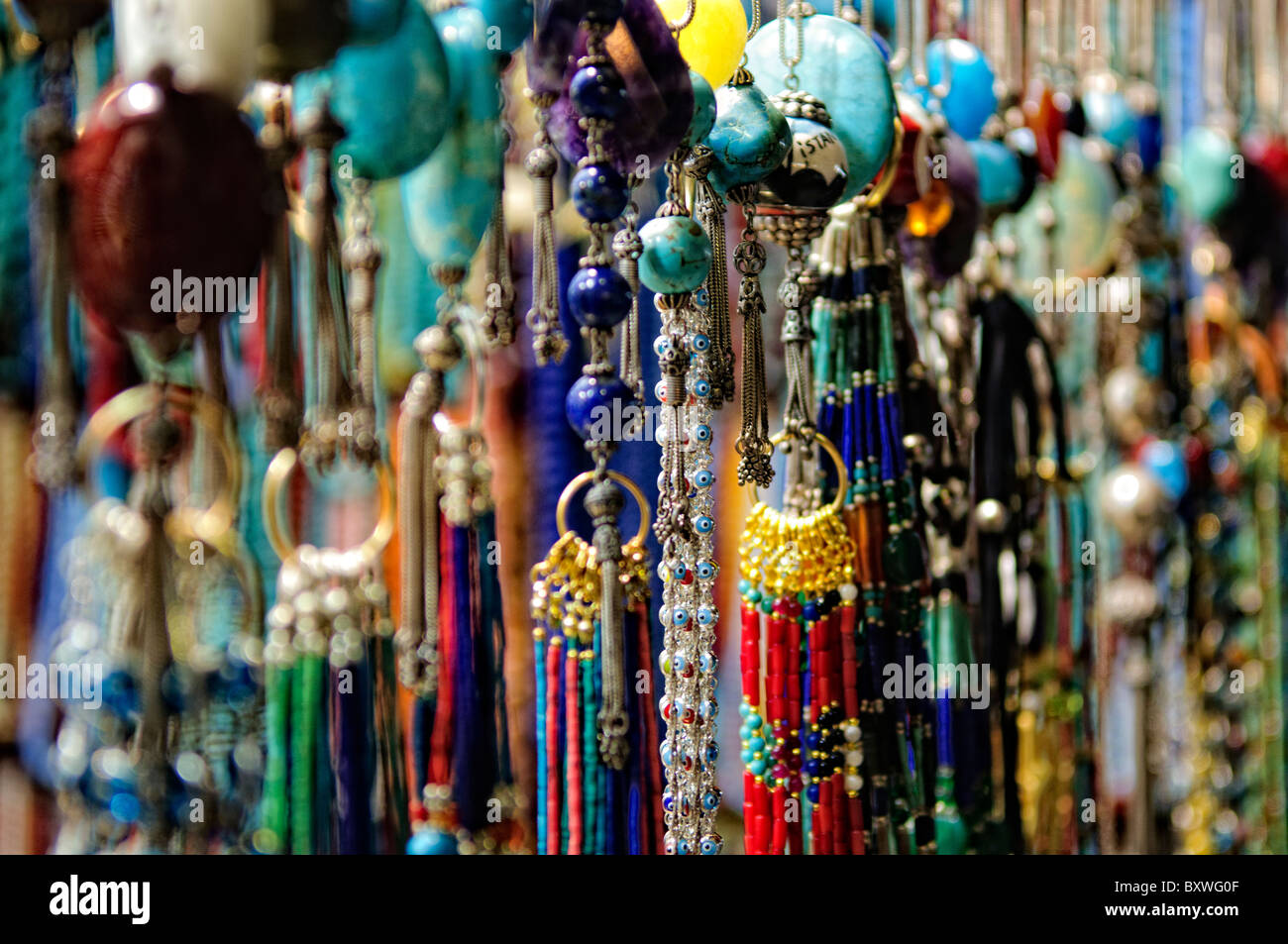 ISTANBUL, Türkei / Türkiye — ISTANBUL, Türkei — Schmuck wird in einem der vielen kleinen Geschäfte auf Istanbuls historischem Großen Basar in geringer Tiefe verkauft. Der große Basar, einer der größten und ältesten überdachten Märkte der Welt, ist ein geschäftiges Zentrum für Handel und Kultur in Istanbul. Mit einem Labyrinth von über 4.000 Geschäften bietet es eine lebendige Auswahl an Waren, von Gewürzen und Schmuck bis hin zu Textilien und Keramik. Die historische Architektur und die lebhafte Atmosphäre des Großen Basars ziehen jedes Jahr Millionen von Besuchern an. Stockfoto