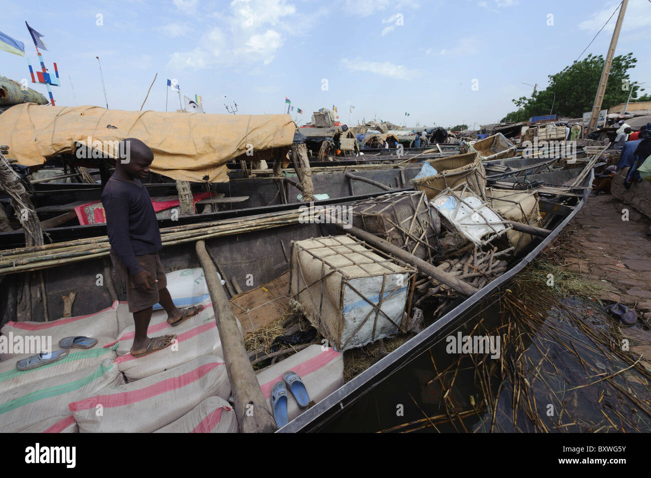 Pirogen und Stelzenhäuser im Hafen von Mopti, Mali Stockfoto