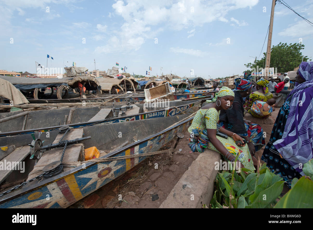 Pirogen und Stelzenhäuser im Hafen von Mopti, Mali Stockfoto