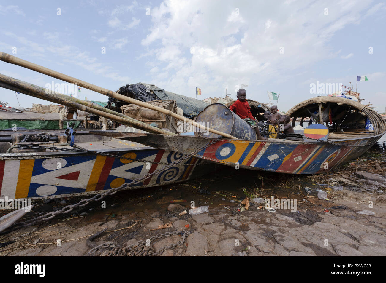 Pirogen und Stelzenhäuser im Hafen von Mopti, Mali Stockfoto