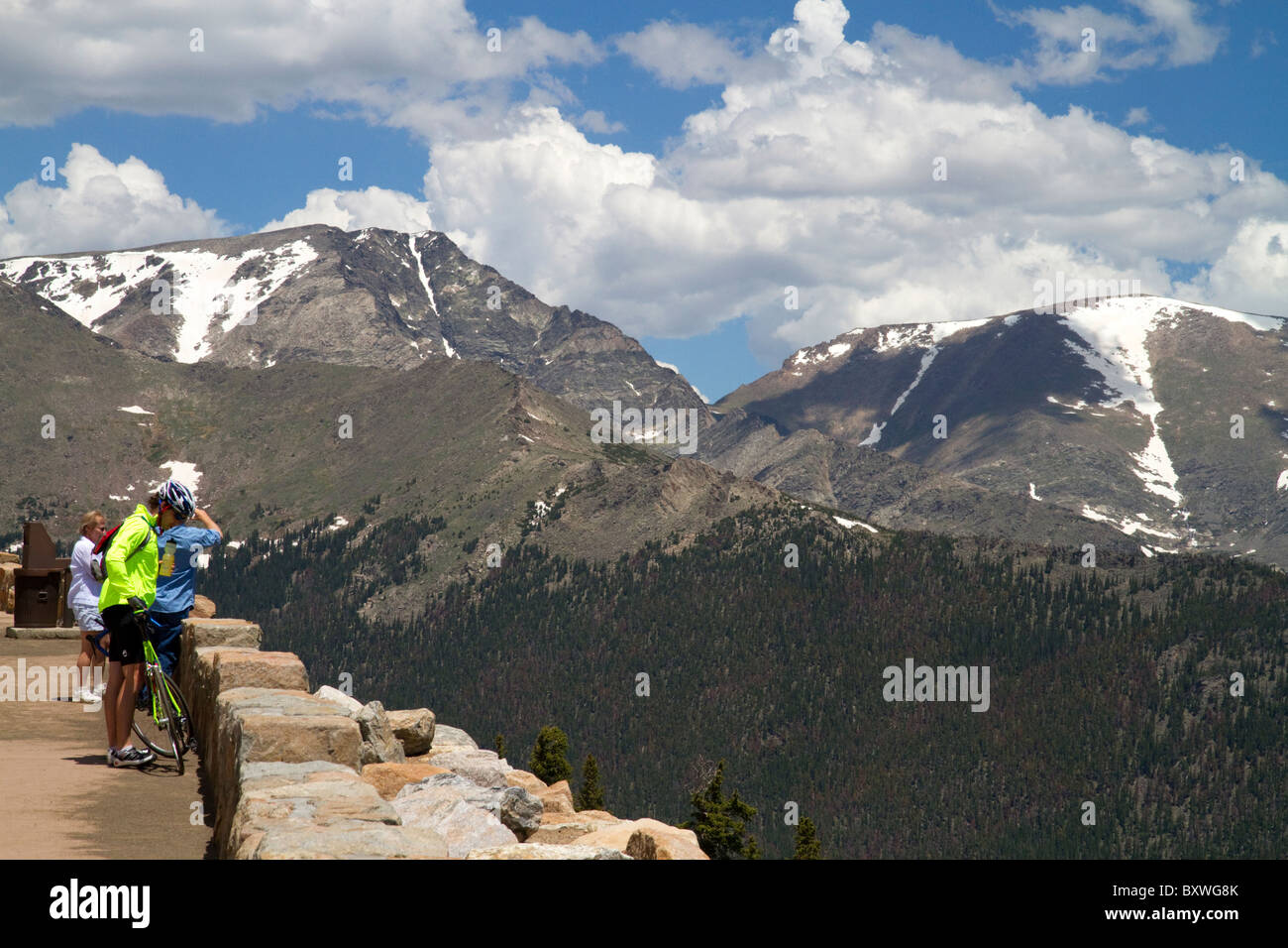 Touristen anzeigen die Rocky Mountains von einem malerischen Aussichtspunkt in den Rocky Mountain National Park, Colorado, USA Stockfoto