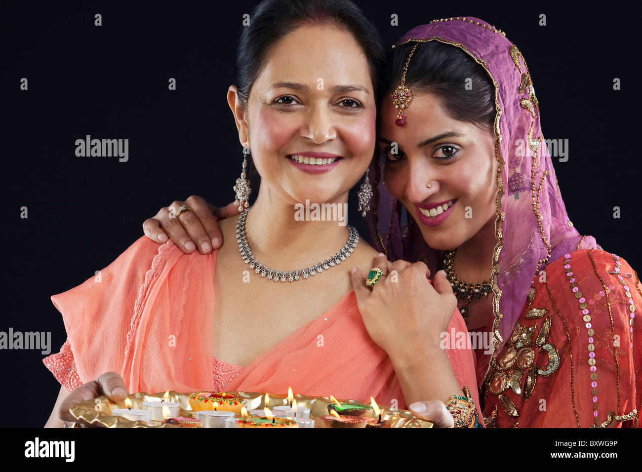 Mutter und Tochter mit einem Tablett mit diyas Stockfoto