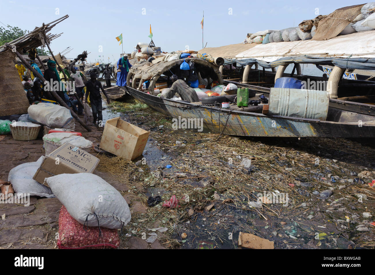 Pirogen und Stelzenhäuser im Hafen von Mopti, Mali Stockfoto