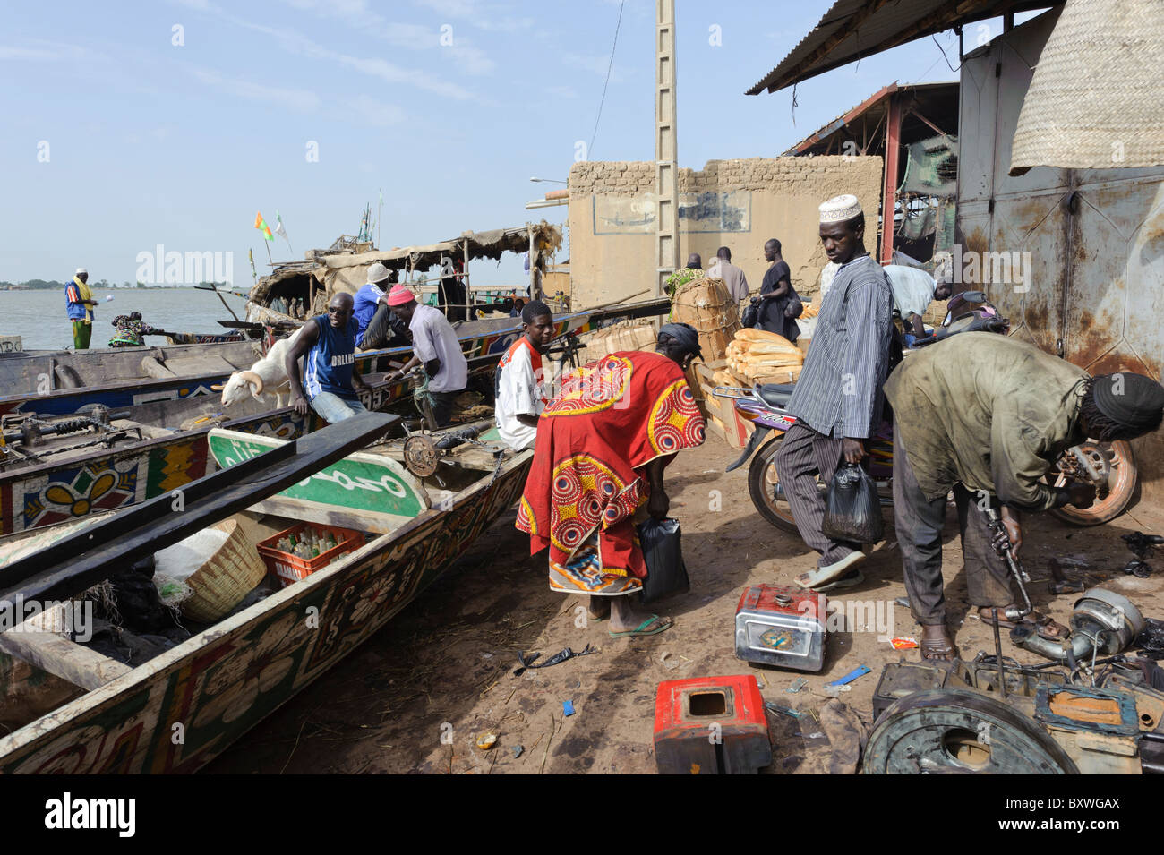 Pirogen und Stelzenhäuser im Hafen von Mopti, Mali Stockfoto