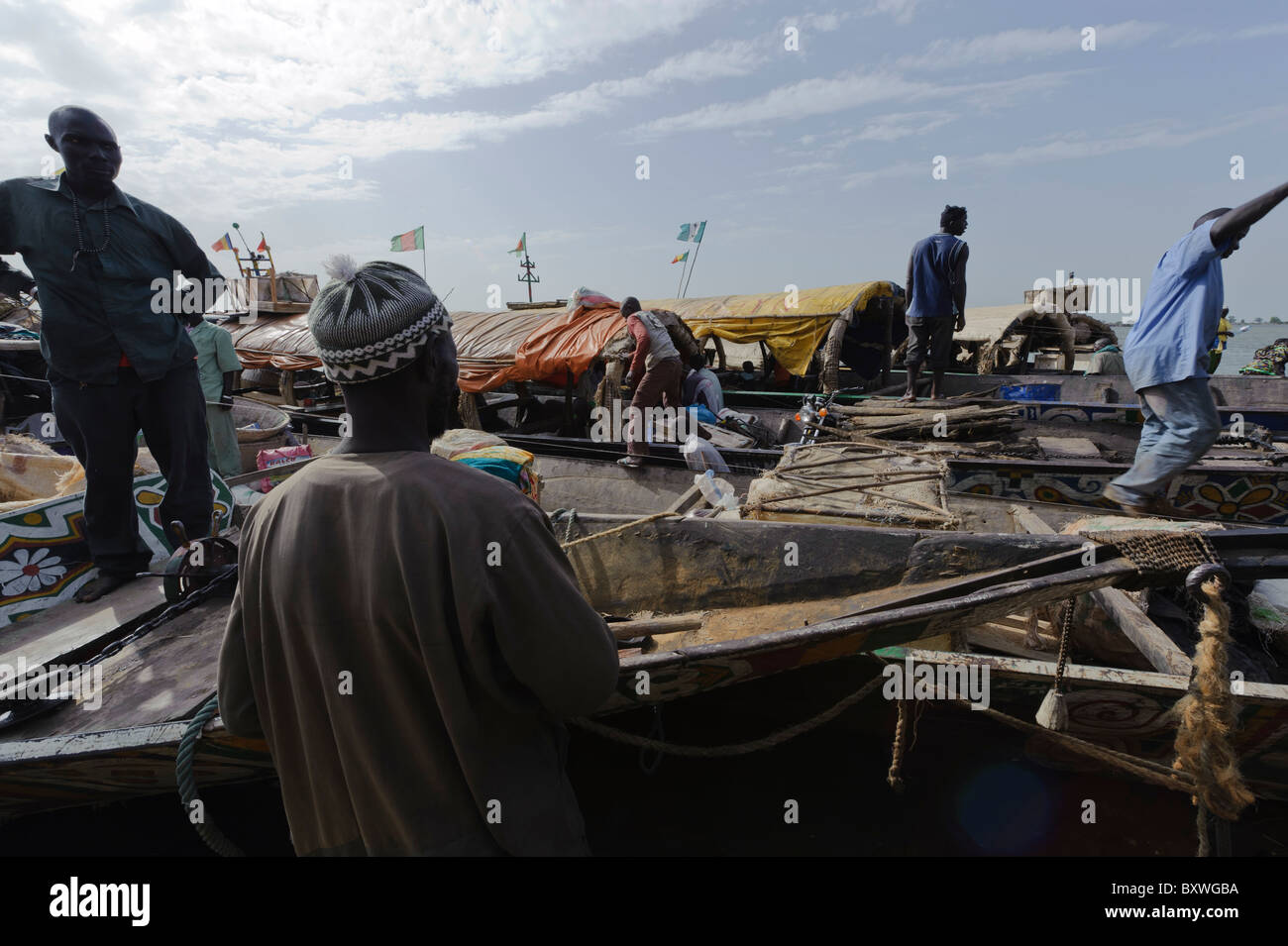 Pirogen und Stelzenhäuser im Hafen von Mopti, Mali Stockfoto