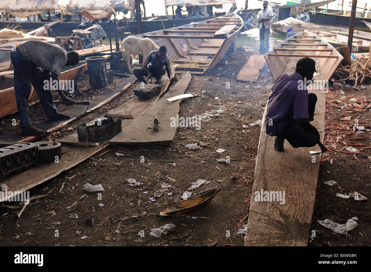 Einbaum-Bauarbeiter bei der Arbeit in den Hafen von Mopti in Mali Stockfoto