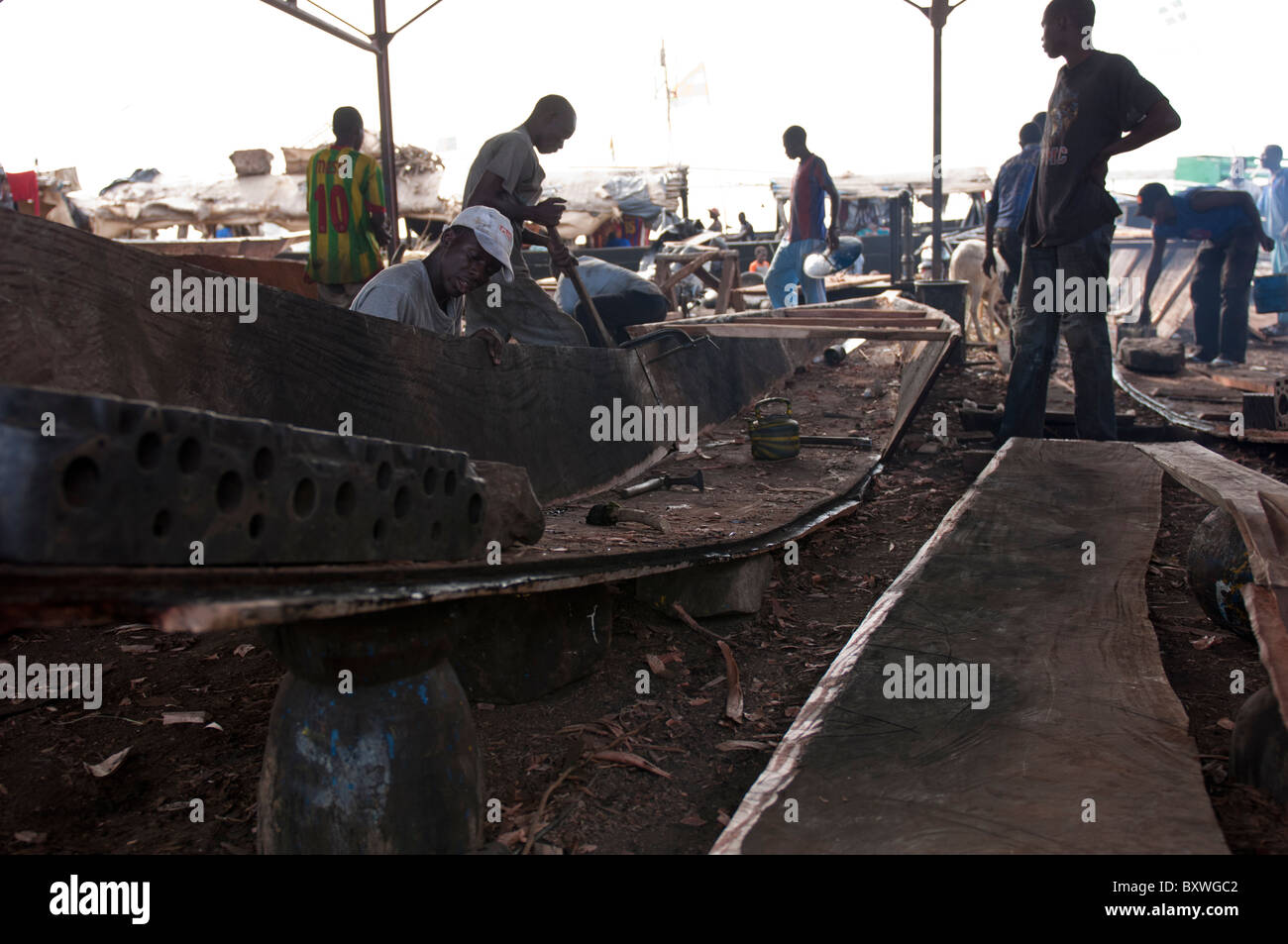 Einbaum-Bauarbeiter bei der Arbeit in den Hafen von Mopti in Mali Stockfoto