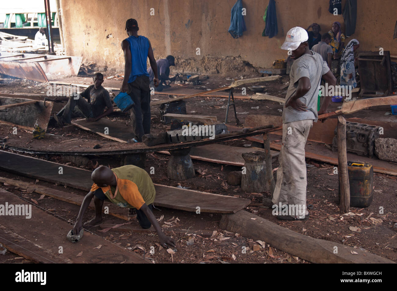 Einbaum-Bauarbeiter bei der Arbeit in den Hafen von Mopti in Mali Stockfoto
