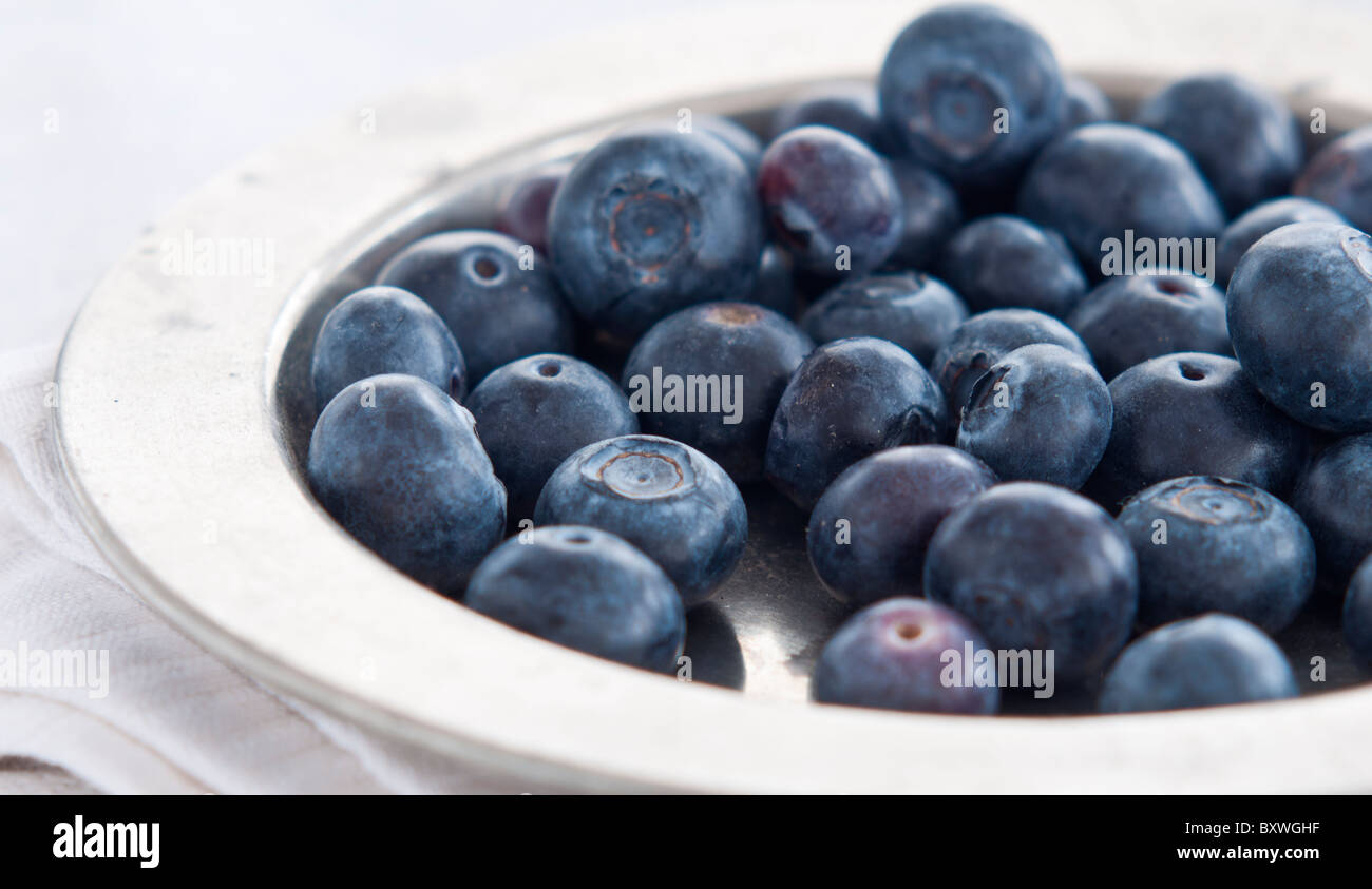 Frische Heidelbeeren auf alte Zinnteller Stockfoto