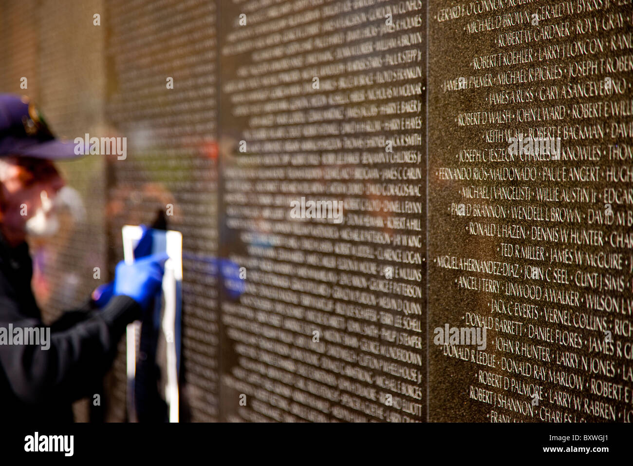 Vietnam-Krieg-Veteran, eine Kopie einer verlorenen Kumpel namens aus Vietnam Memorial in Washington DC USA Stockfoto