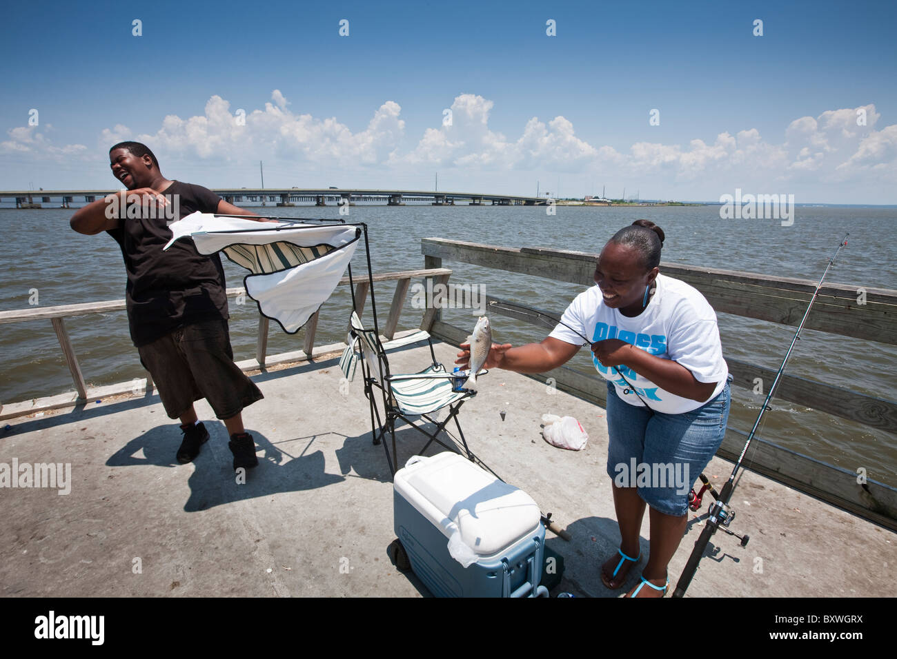USA, Alabama, Mobile, African-American paar lacht beim Fischfang in der Mobile Bay am Nachmittag im Sommer Stockfoto