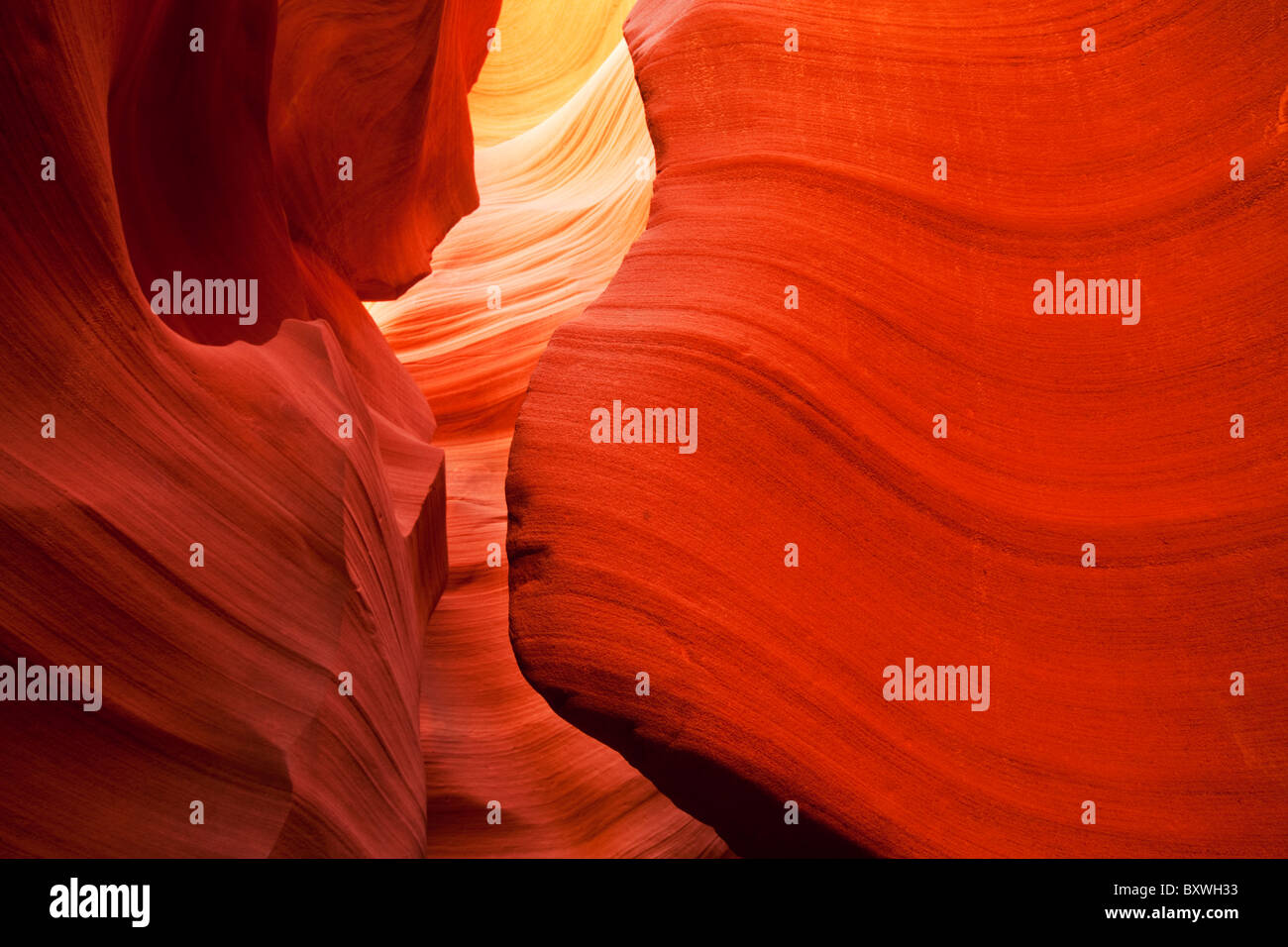 USA, Arizona, Seite, Sonnenlicht Filter unten in geschnitzten roten Sandsteinmauern der Lower Antelope Canyon Stockfoto