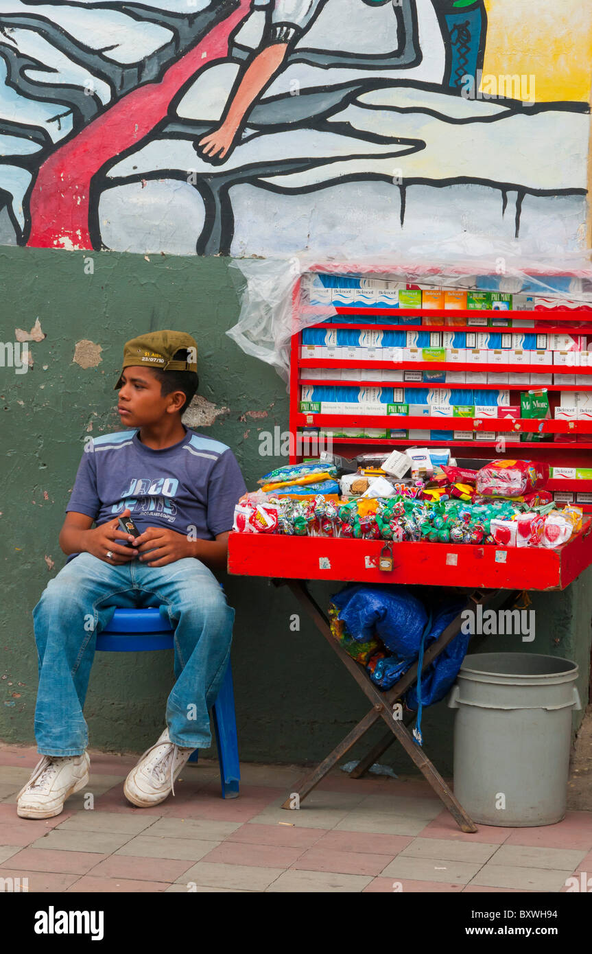 Verkaufte Kind Süßigkeiten und Zigaretten Leon Nicaragua Stockfoto