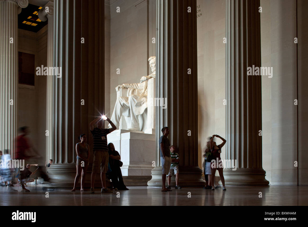 District of Columbia, Washington, DC, USA-Touristen knipsen innen Lincoln Memorial Stockfoto