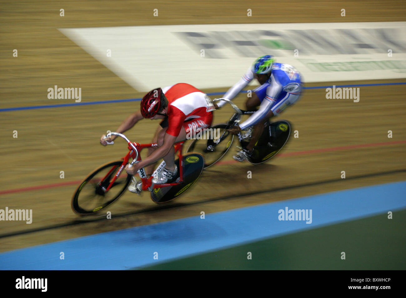 Damian Zielinski Polen führt Grégory Baugé Track Radsport UCI World Cup Manchester UK Velodrome April 2004 Stockfoto