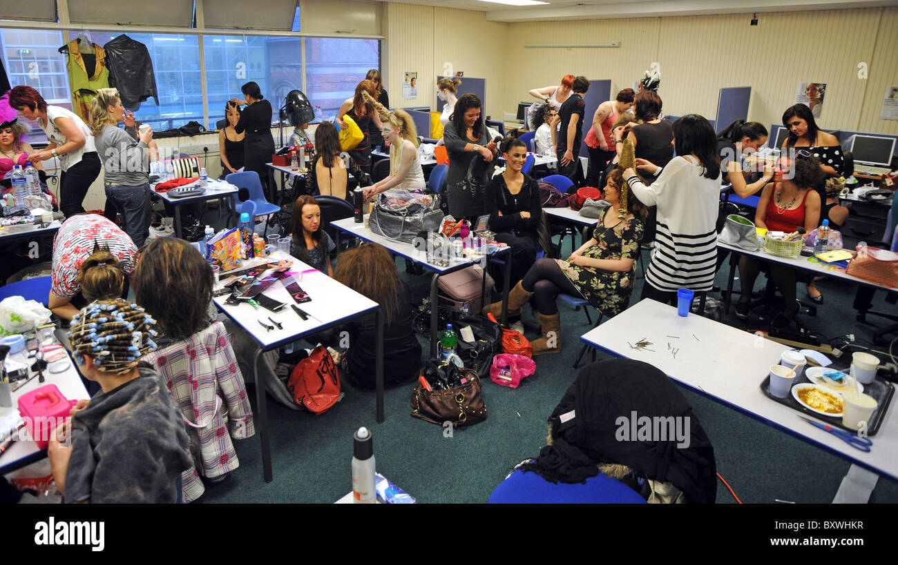 Studenten erhalten hinter den Kulissen bereit, bevor City College Hair show in Brighton Stockfoto