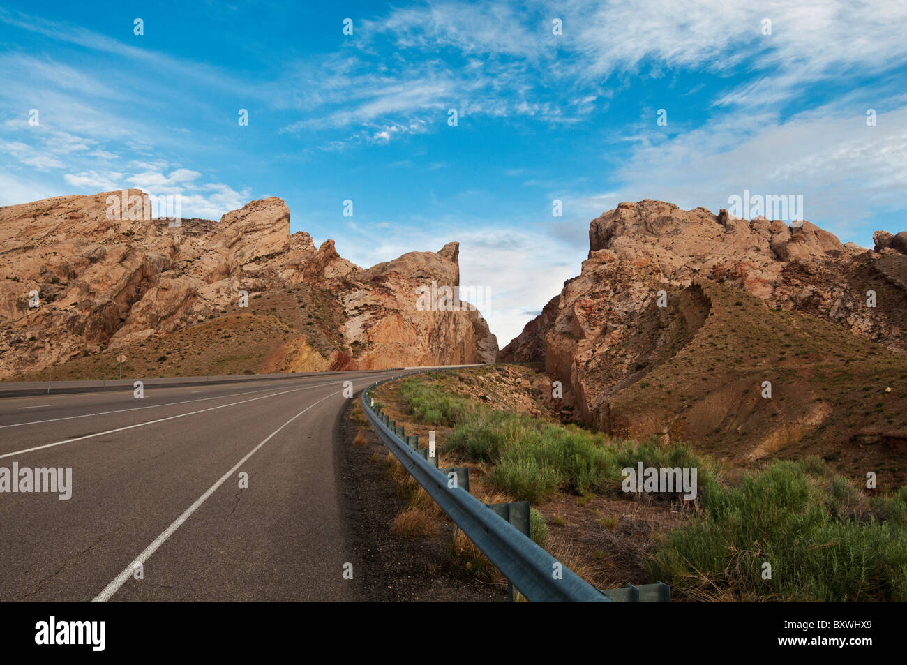 Eine malerische Wicklung Highway, i-70, Schnitte durch einen majestätischen Canyon Felsformation in der Wüste von Utah Stockfoto