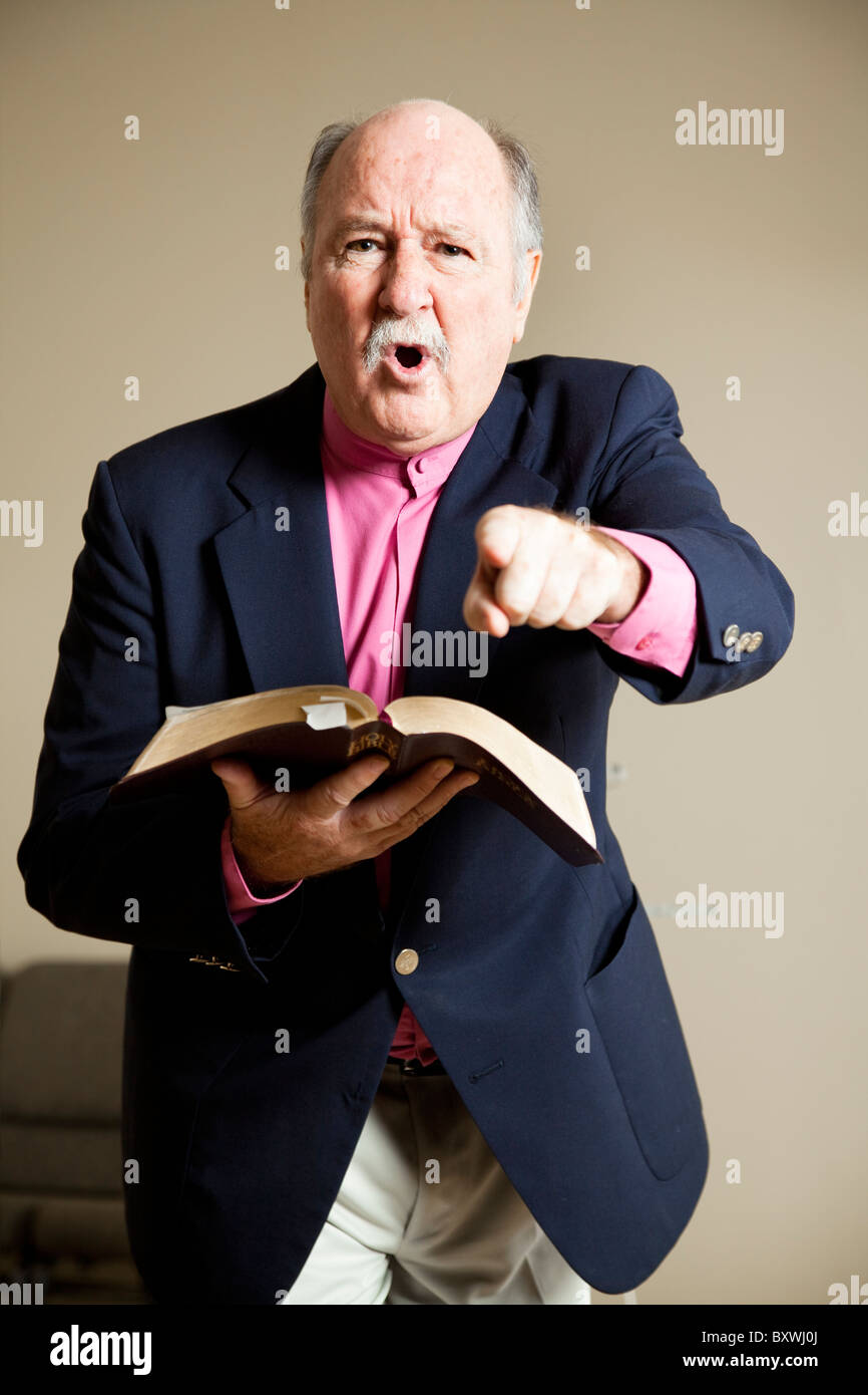 Wütend Prediger gibt eine feurige Predigt in der Kirche. Stockfoto