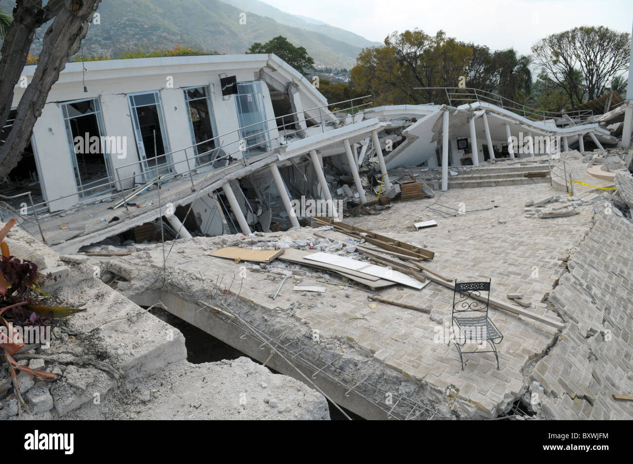 Ein Hotel im zentralen Port Au Prince ist links am Boden zerstört, nach dem Erdbeben in Haiti Stockfoto