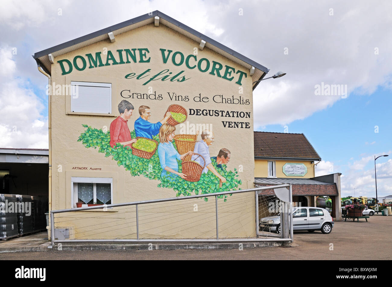 Kunst Werk Abbildung Wandbild Weinlese auf Außenseite der Vinothek Weinkeller oder Höhle Verkauf Chablis Wein Burgund Frankreich Stockfoto